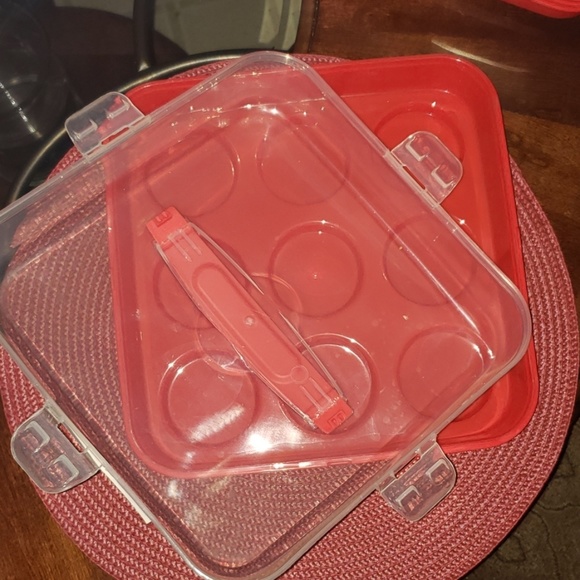 Sure Fresh Reusable Cupcake Container & Lock Lid - Picture 5 of 8